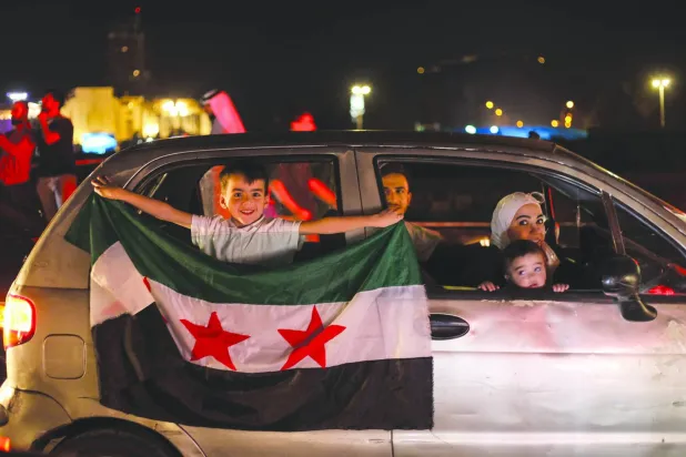 سوريون يحتفلون في ساحة الأمويين بدمشق بعد قرار الرئيس الأميركي دونالد ترمب رفع العقوبات عن سوريا... 13 مايو (أ.ف.ب)