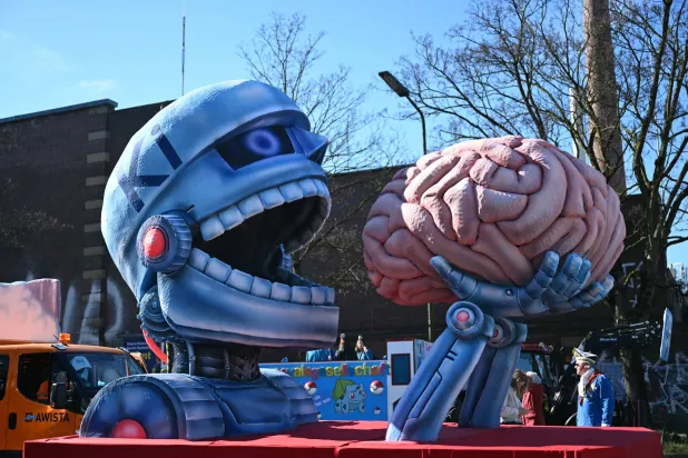 قد لا يستبدلنا الذكاء الاصطناعي مباشرة لكنه قد يجعلنا نعطّل أدمغتنا عن العمل إذا اتكلنا عليه كثيراً (أ.ف.ب)