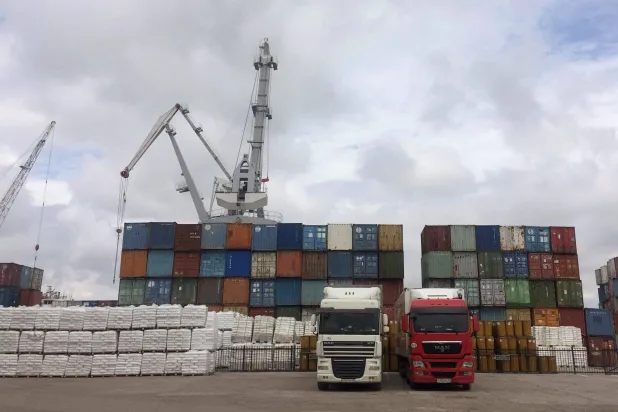 شاحنات متوقفة في محطة حاويات بميناء أستراخان الروسي (رويترز)