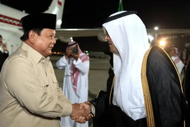 Prens Suud bin Meşal, Cidde'ye gelişinde Devlet Başkanı Prabowo Subianto'yu karşıladı (SPA)
