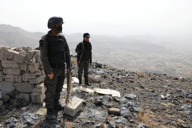 جماعة الحوثي تستهدف مطار بن غوريون في تل أبيب بوسط إسرائيل (إ.ب.أ)