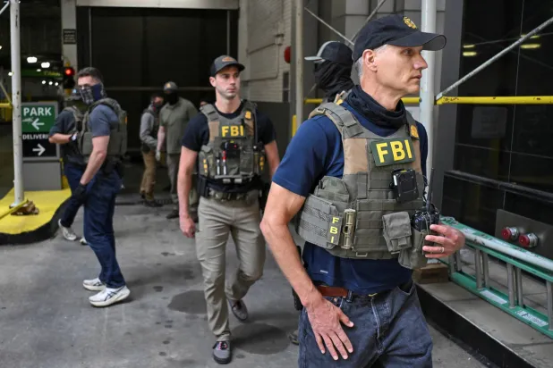 تم اعتقال المتهمين بحسب بيان وزارة العدل الأميركية على يد مكتب التحقيقات الفدرالي الجمعة (رويترز)