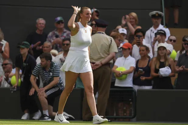 الفائزة باللقب عامي 2011 و2014 تلقت تصفيقا حارا في ويمبلدون (أ.ب)