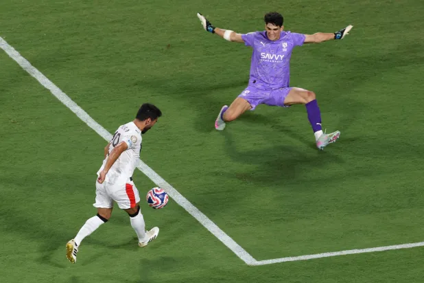 توج بونو نجوميته المونديالية بأداء لافت وباهر أمام السيتي (رويترز) 