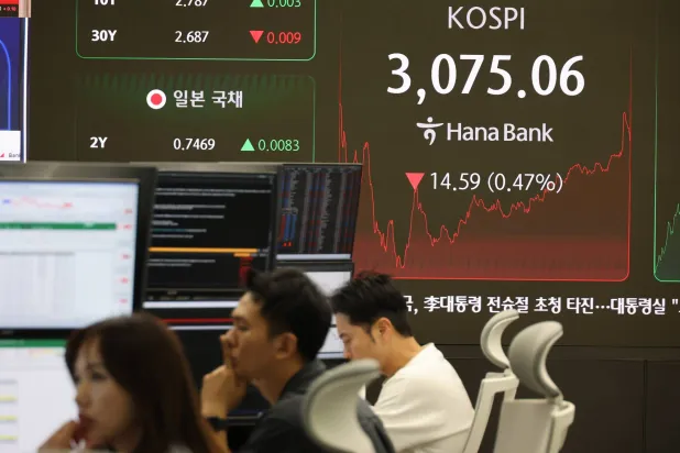 شاشة بيانات مالية في غرفة التداول ببنك «هانا» في سيول (إ.ب.أ)