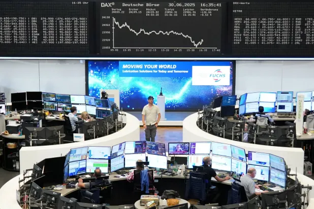 رسم بياني لمؤشر أسعار الأسهم الألماني «داكس» يُعرَض في بورصة فرنكفورت (رويترز)