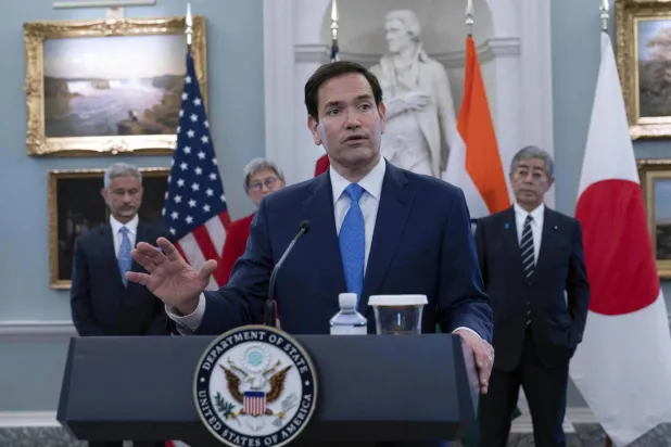 وزير الخارجية الأميركي ماركو روبيو في مؤتمر صحافي بمقر الوزارة في واشنطن ويبدو خلفه (من اليمين) نظراؤه الياباني والأسترالية والهندي (أ.ب)