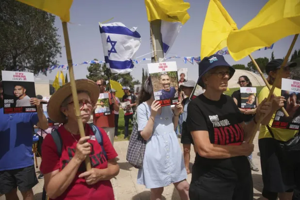 Gazze Şeridi'nde Hamas tarafından tutulan rehinelerin aileleri dün Netanyahu'nun Kudüs'teki ofisinin önünde gösteri yaptı, (AP)