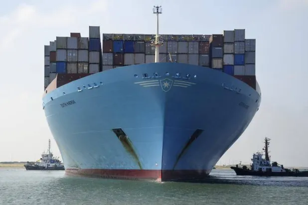 سفينة شحن تمر عبر ممر قناة السويس (الموقع الإلكتروني لقناة السويس)