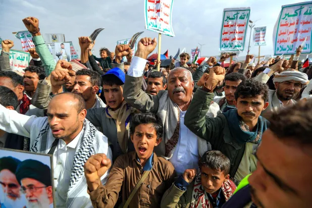 موالون للجماعة الحوثية خلال تجمع في صنعاء للتضامن مع إيران (أ.ف.ب)