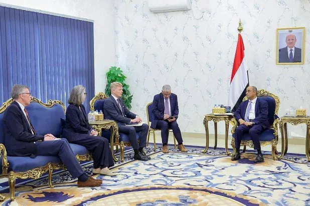 رئيس الوزراء اليمني سالم بن بريك خلال استقباله المبعوث الأممي لليمن (سبأ)