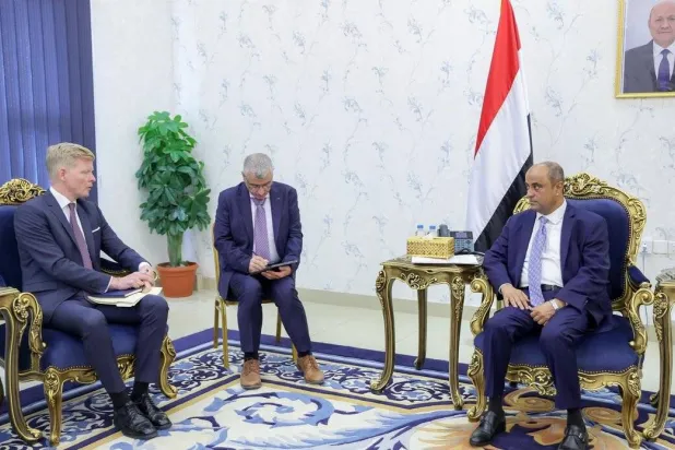 رئيس الحكومة اليمنية مع المبعوث الأممي في عدن (سبأ)