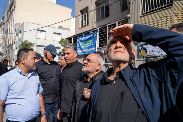 بزشكيان خلال تفقد مبانٍ مدمرة في الهجوم الإسرائيلي الثلاثاء (الرئاسة الإيرانية)