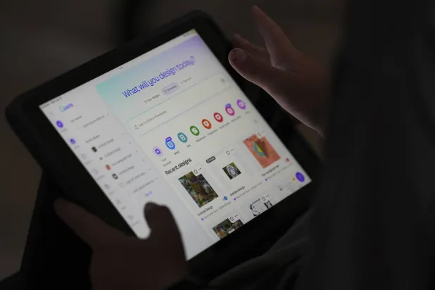 طالب يطلب المساعدة من «ChatGPT» خلال فصل دراسي صيفي في مدرسة روزفلت