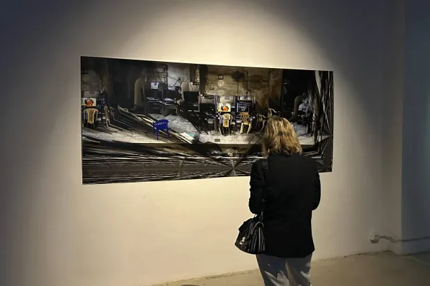 من لوحات دي مارتينو في معرض «همسات كهربائية» (المركز الإيطالي)