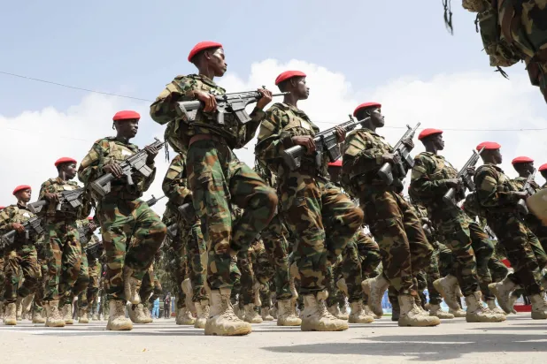 أفراد من الجيش الصومالي خلال عرض عسكري في مقديشو الثلاثاء احتفالاً بذكرى الاستقلال (رويترز)