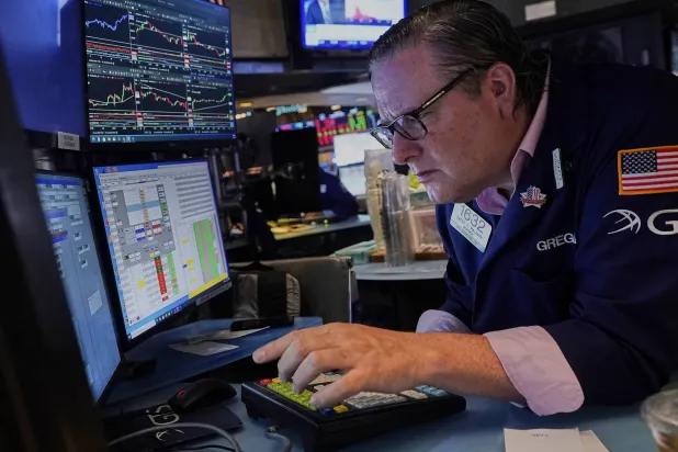 متداول يعمل في بورصة نيويورك (أ.ب)