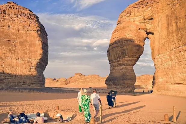 عدد من الأجانب في محافظة العلا أحد المواقع السعودية السياحية (الشرق الأوسط)