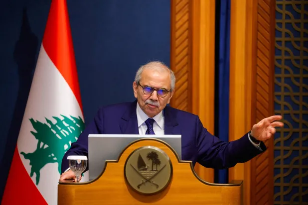 رئيس الوزراء اللبناني نواف سلام خلال مؤتمر صحافي مع نظيره القطري في الدوحة في 24 يونيو 2025 (أ.ف.ب)