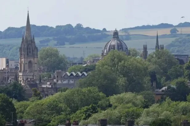 أكسفورد ليست أول مدينة بريطانية تدرس فرض ضريبة سياحية (رويترز)