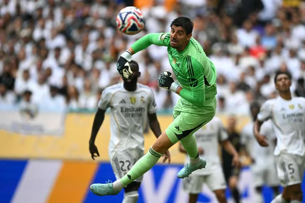 كورتوا يتصدى لإحدى التسديدات أمام اليوفي (أ.ف.ب)