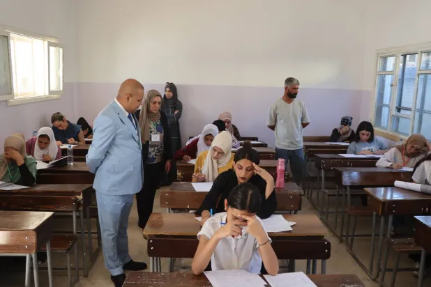 العقيد محمد الياسين من وزارة الداخلية يتفقد مركز امتحانياً في القامشلي (حساب الداخلية)


