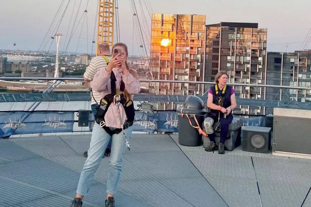 تسلق مبنى O2 من النشاطات الجميلة في لندن (الشرق الأوسط)