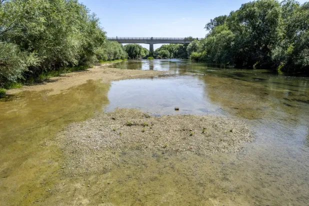 انخفاض منسوب المياه بشكل كبير في نهر سيبيس - كوروس الذي ضربه الجفاف في  شرق المجر (إ.ب.أ)