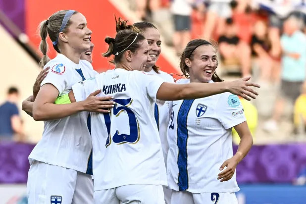 لاعبات فنلندا يحتفلن بهدف الفوز (أ.ف.ب)
