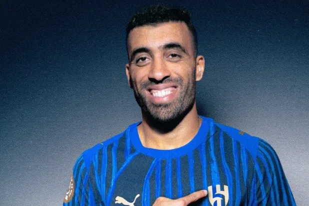 حمد الله بقميص الهلال بعد التوقيع (المركز الإعلامي للنادي)