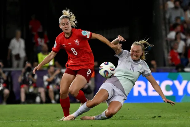 من المباراة التي جمعت النرويج وسويسرا (أ.ف.ب)