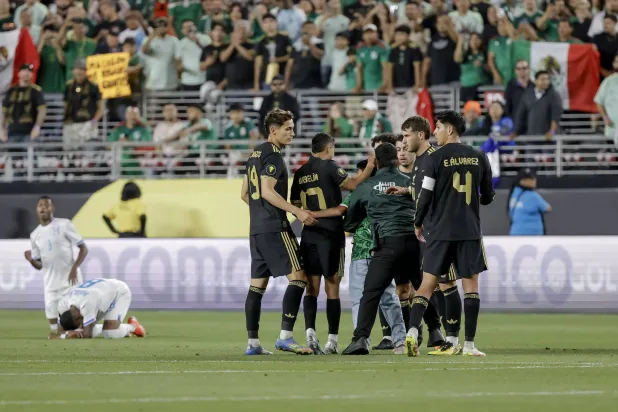 عبرت المكسيك هندوراس لتضرب موعداً مع أميركا (إ.ب.أ) 