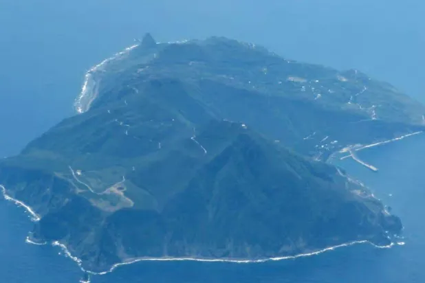 جزيرة أكوسيكيجيما، وهي جزء من سلسلة جزر توكارا في اليابان، والتي ضربها أكثر من 900 زلزال خلال أسبوعين (الغارديان)