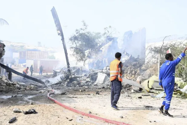 جهود الإنقاذ جارية في موقع تحطم مروحية عسكرية تابعة للاتحاد الأفريقي في مطار عدنان عدي في مقديشو بالصومال الأربعاء 2 يوليو 2025 (أ.ب)