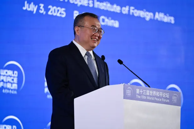 ليو جيانتشاو مدير إدارة الاتصال الدولي بالحزب الشيوعي يتحدث خلال منتدى في العاصمة الصينية بكين يوم الخميس (أ.ف.ب)