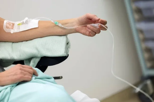 المريض يحتاج إلى دعم المجتمع بما في ذلك الأصدقاء والعائلة (رويترز)