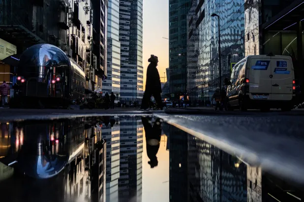 يمر أحد المشاة قرب مبانٍ في مركز موسكو سيتي للأعمال الدولية (رويترز)