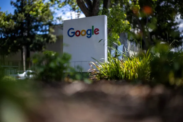 شعار «غوغل» على إحدى منشآت الأبحاث التابعة للشركة في ماونتن فيو بكاليفورنيا (رويترز)