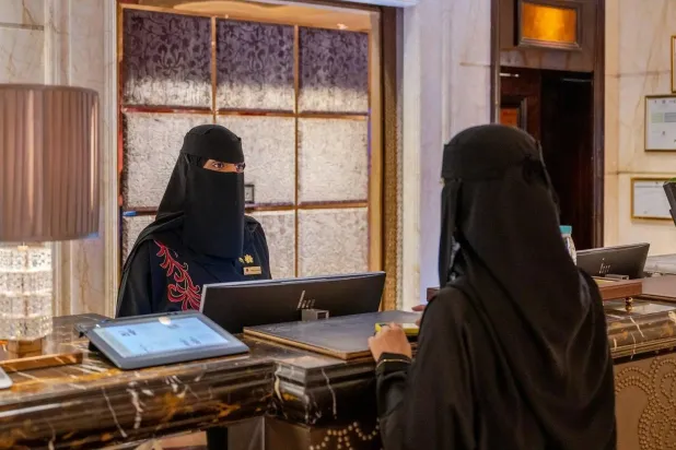 موظفة سعودية في أحد الفنادق (الشرق الأوسط)