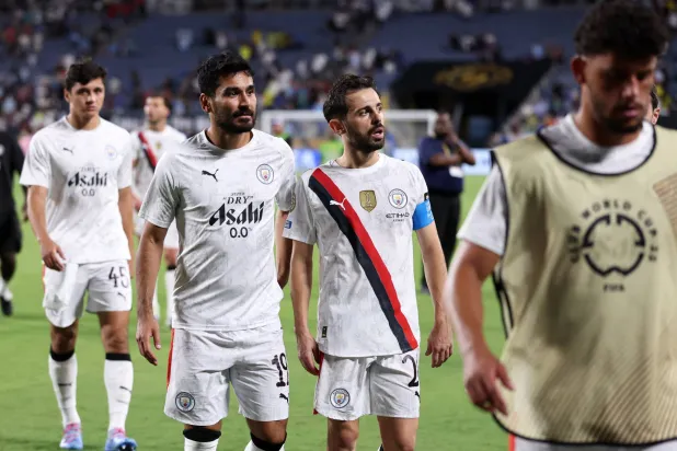 لاعبو السيتي أثناء خروجهم من الملعب بعد الخسارة أمام الهلال (د.ب.أ)