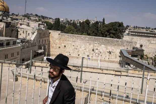 أحد المتشددين الإسرائيليين يسير أمام الحائط الغربي للمسجد الأقصى في القدس يوم 23 يونيو 2025 (أ.ف.ب)