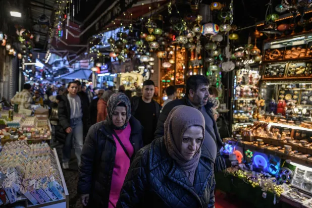 متسوقون داخل السوق المصرية بمنطقة أمينونو في إسطنبول (أ.ف.ب)