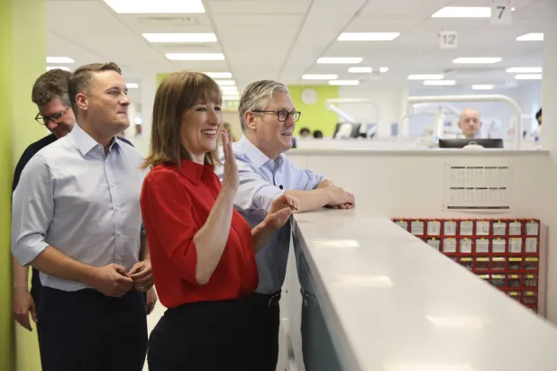 راشيل ريفز خلال زيارة لمركز صحي في شرق لندن 3 يوليو 2025 (أ.ب)