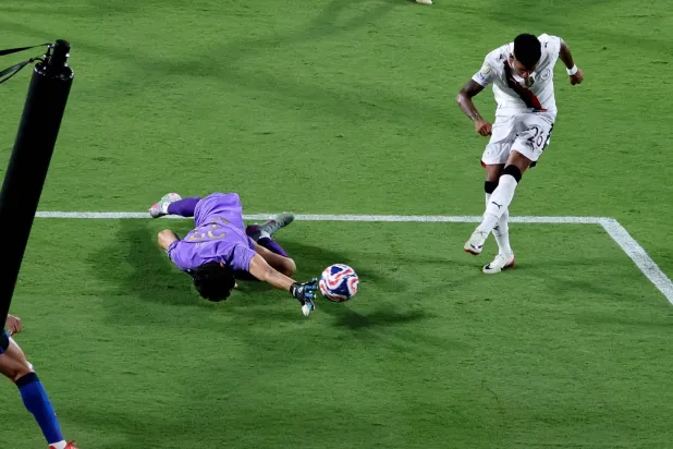 تصدي بونو لكرة لاعب مانشستر سيتي (نادي الهلال)