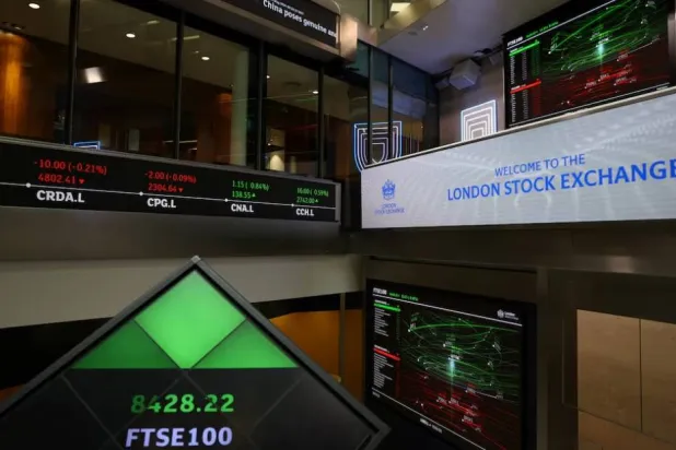 شاشات التداول في بهو بورصة لندن (رويترز)