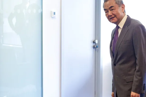 قدّم وانغ يي الصين على أنها قوة موازنة للولايات المتحدة خلال جولته الأوروبية هذا الأسبوع (إ.ب.أ)