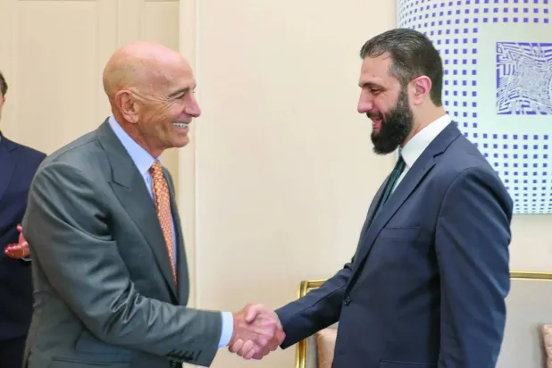 توم براك مبعوث الولايات المتحدة إلى سوريا يلتقي بالرئيس السوري أحمد الشرع في تركيا يوم 24 مايو (إ.ب.أ)