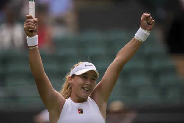 أندريفا تحتفل بفوزها على لوتشيا (أ.ب)