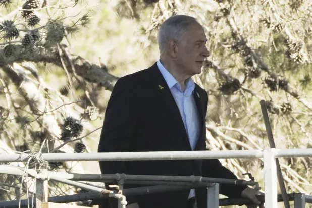 رئيس الوزراء الإسرائيلي بنيامين نتنياهو يقف على منصة تطل على قطاع غزة خلال زيارته الأولى لكيبوتس «نير عوز» منذ الهجوم الذي شنه مسلحو «حماس» في 7 أكتوبر 2023... الصورة في جنوب إسرائيل يوم 3 يوليو 2025 (أ.ب)