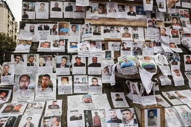 Sednaya Cezaevi’nde olduğu düşünülen kayıp mahkûmların fotoğrafları Şam'ın merkezindeki Merce Meydanı’nda asılı (Reuters)